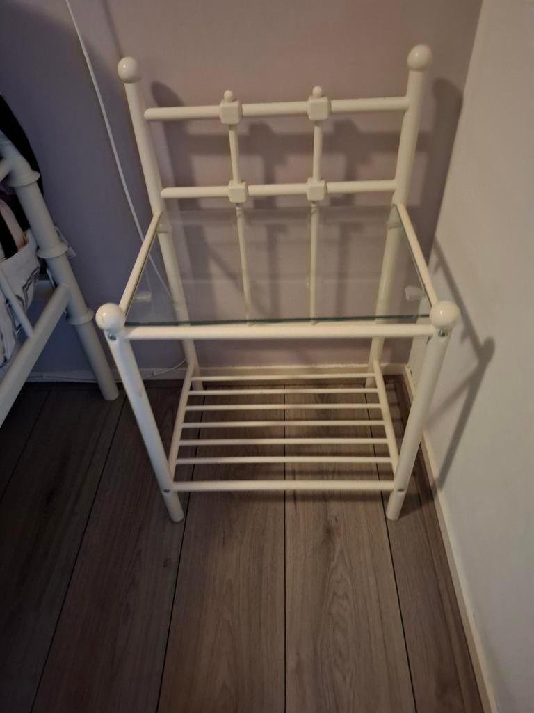 Wit metalen bijzettafel met glasplaat, Huis en Inrichting, Tafels | Bijzettafels, Minder dan 55 cm, Gebruikt, Metaal of Aluminium