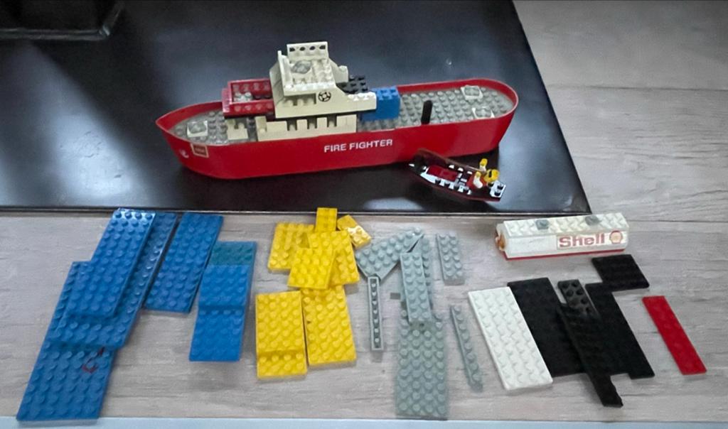 Partij vintage LEGO met minifiguren en boot, Kinderen en Baby's, Speelgoed | Duplo en Lego, Inclusief minifiguren, Gebruikt, Lego