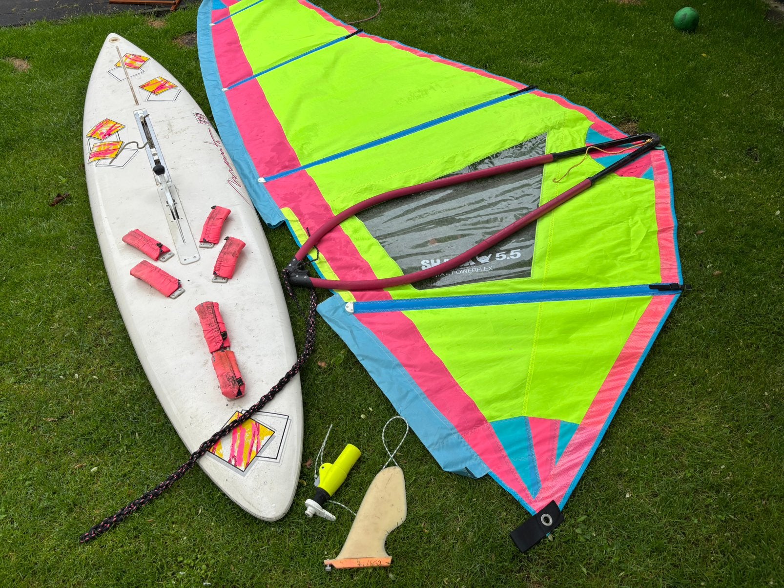 Leuke low budget beginners surfset compleet, Watersport en Boten, Windsurfen, Gebruikt, 5 tot 6.5 m², 300 cm of meer, Met mast