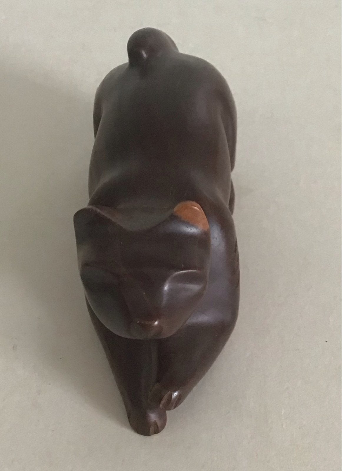 Hardhouten kat beeldje - 5 cm hoog, 11,5 cm lang, Antiek en Kunst, Minder dan 20 cm, Ophalen of Verzenden, Beeld, Hout