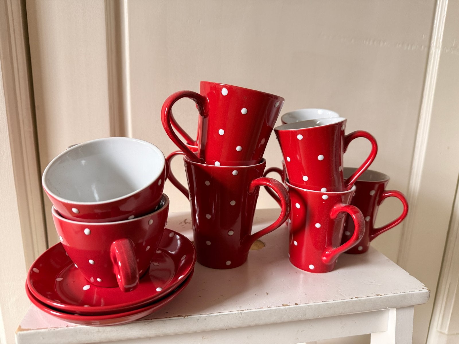 Mokken en kopjes met schotels - rood met witte stippen, Ophalen, Gebruikt, Keramiek, Mok