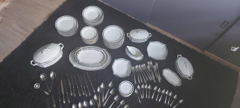Antiek eetservies voor 10 personen en 12 delig bestek., Ophalen