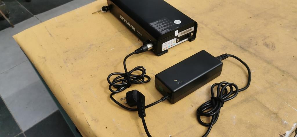 B'TWIN fietsaccu met oplader, Ophalen of Verzenden