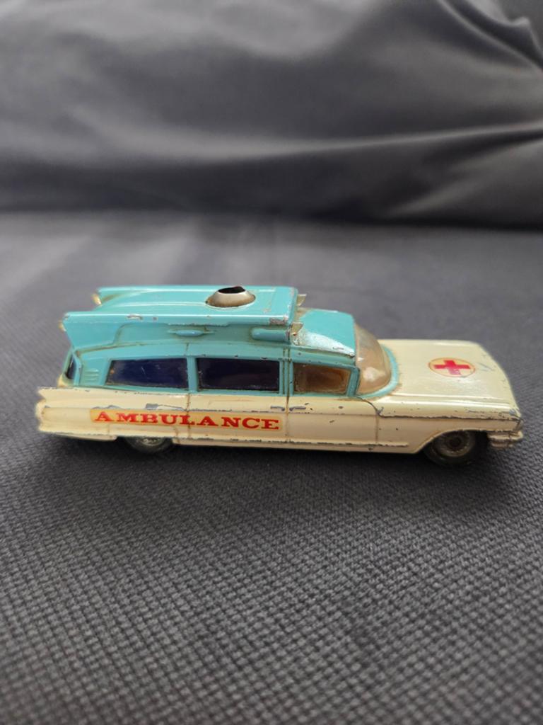 Vintage Corgi Toys 437 Cadillac Superior Ambulance, Ophalen of Verzenden, Gebruikt, Auto, Corgi
