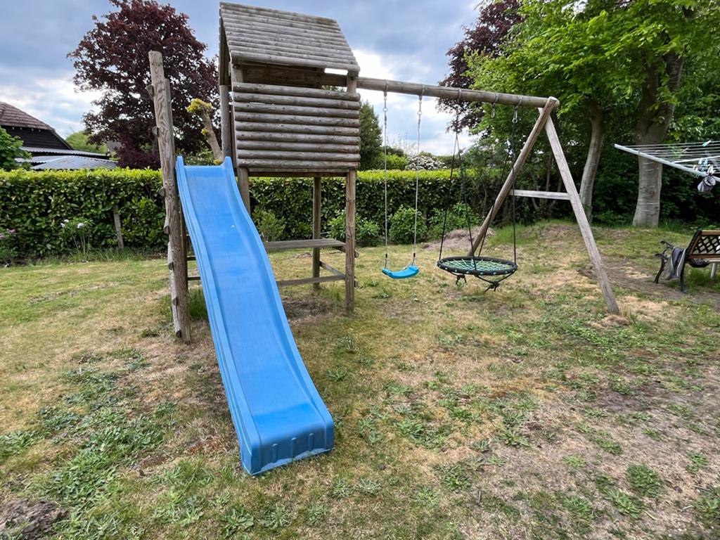 Houten speeltoestel met glijbaan en schommels, Ophalen, Gebruikt, Glijbaan