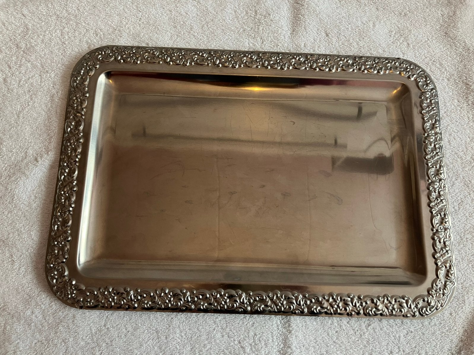 Decoratieve zilverkleurige dienblad met sierlijke rand, Gebruikt, Vierkant, Ophalen of Verzenden, Dienblad