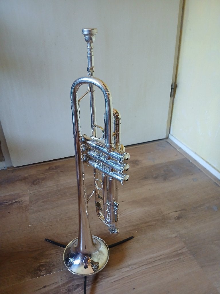 Trompet Bach Stradivarius, Muziek en Instrumenten, Blaasinstrumenten | Trompetten, Ophalen, Zo goed als nieuw, Overige typen, Met koffer