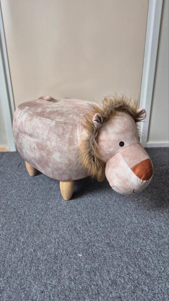 Leuke leeuw poef - zo goed als nieuw, Huis en Inrichting, Banken | Voetenbanken en Poefen, Ophalen, Minder dan 50 cm, Rond, Minder dan 50 cm