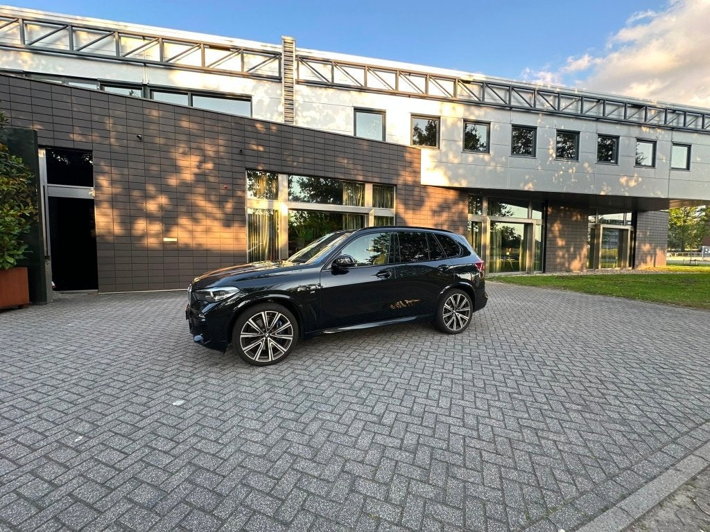 BMW X5 45e M-Sport | 22" | Pano | HUD | 360 | Garantie 2026, 77 km/l, 394 pk, Zwart, Vierwielaandrijving