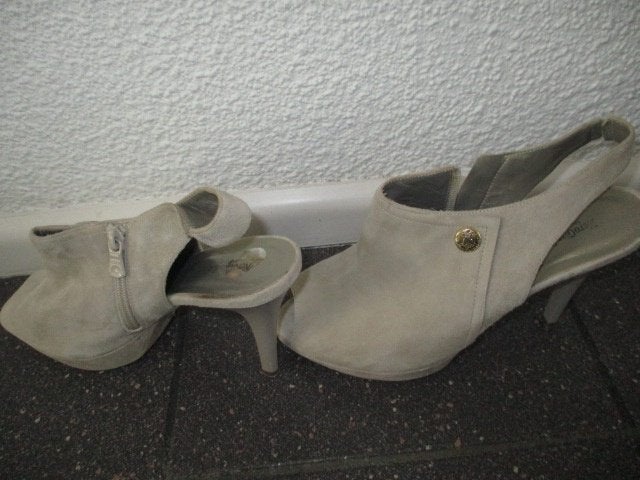 Italiaanse Nerogiardini suede leer pumps maat 40 als nieuw, Kleding | Dames, Schoenen, Pumps, Beige, Ophalen of Verzenden, Zo goed als nieuw