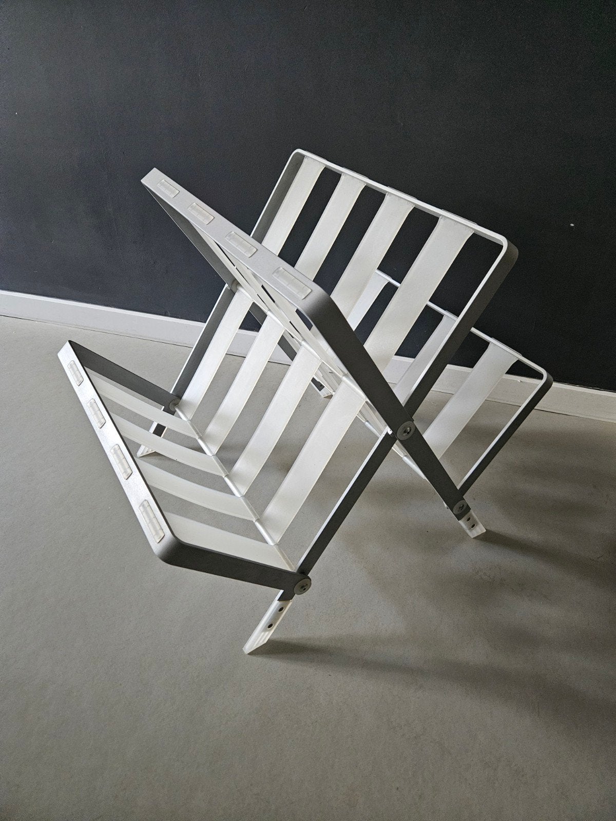 Rexite News 2400 WIT Lectuurbak Design Raul Barbieri, Huis en Inrichting, Woonaccessoires | Krantenbakken en Lectuurbakken, Ophalen of Verzenden