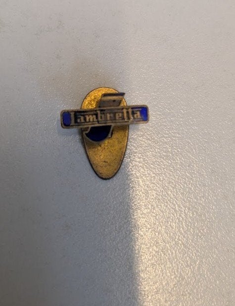 emaille knoopsgat speld Lambretta scooters motor, Ophalen of Verzenden, Gebruikt, Overige onderwerpen, Speldje of Pin