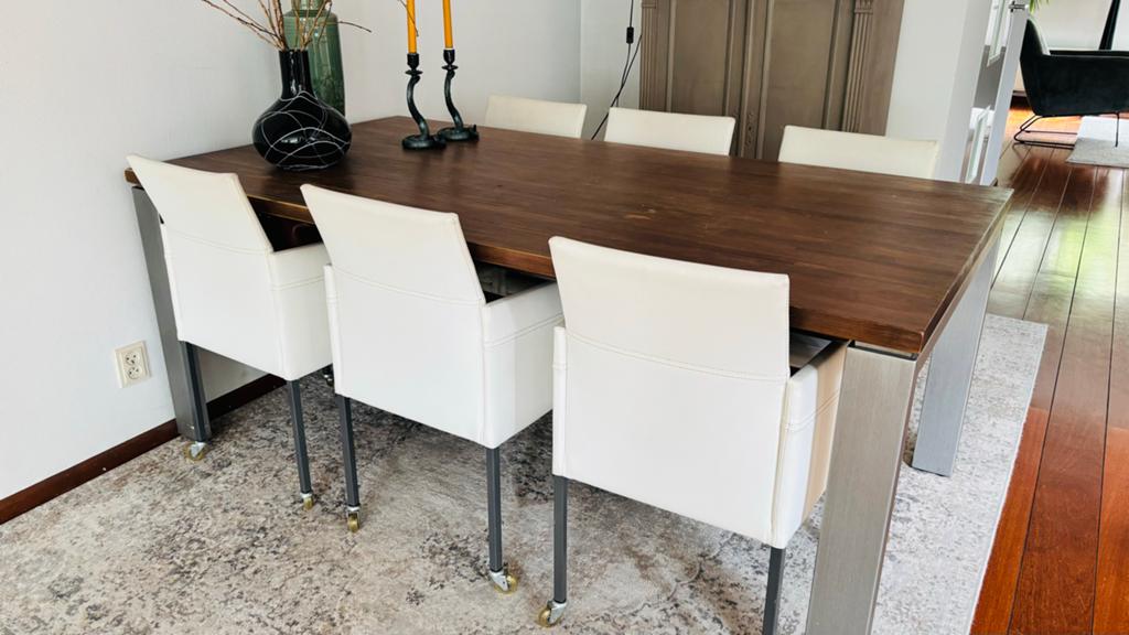 KFF eetkamerstoelen (6 stuks) met wieltjes en eettafel, Huis en Inrichting, Stoelen, Gebruikt, Wit, Leer, Ophalen of Verzenden