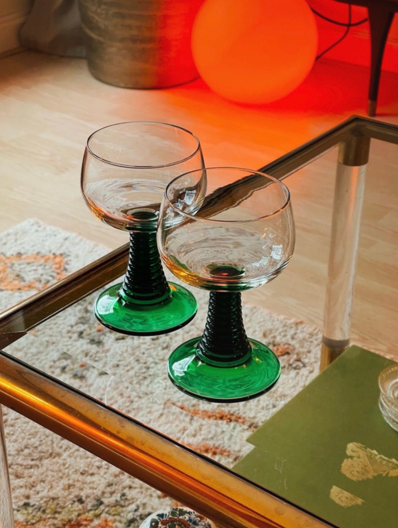 Set van 2 wijnglazen met groene voet, Verzamelen, Glas en Borrelglaasjes, Ophalen of Verzenden, Zo goed als nieuw, Bierglas