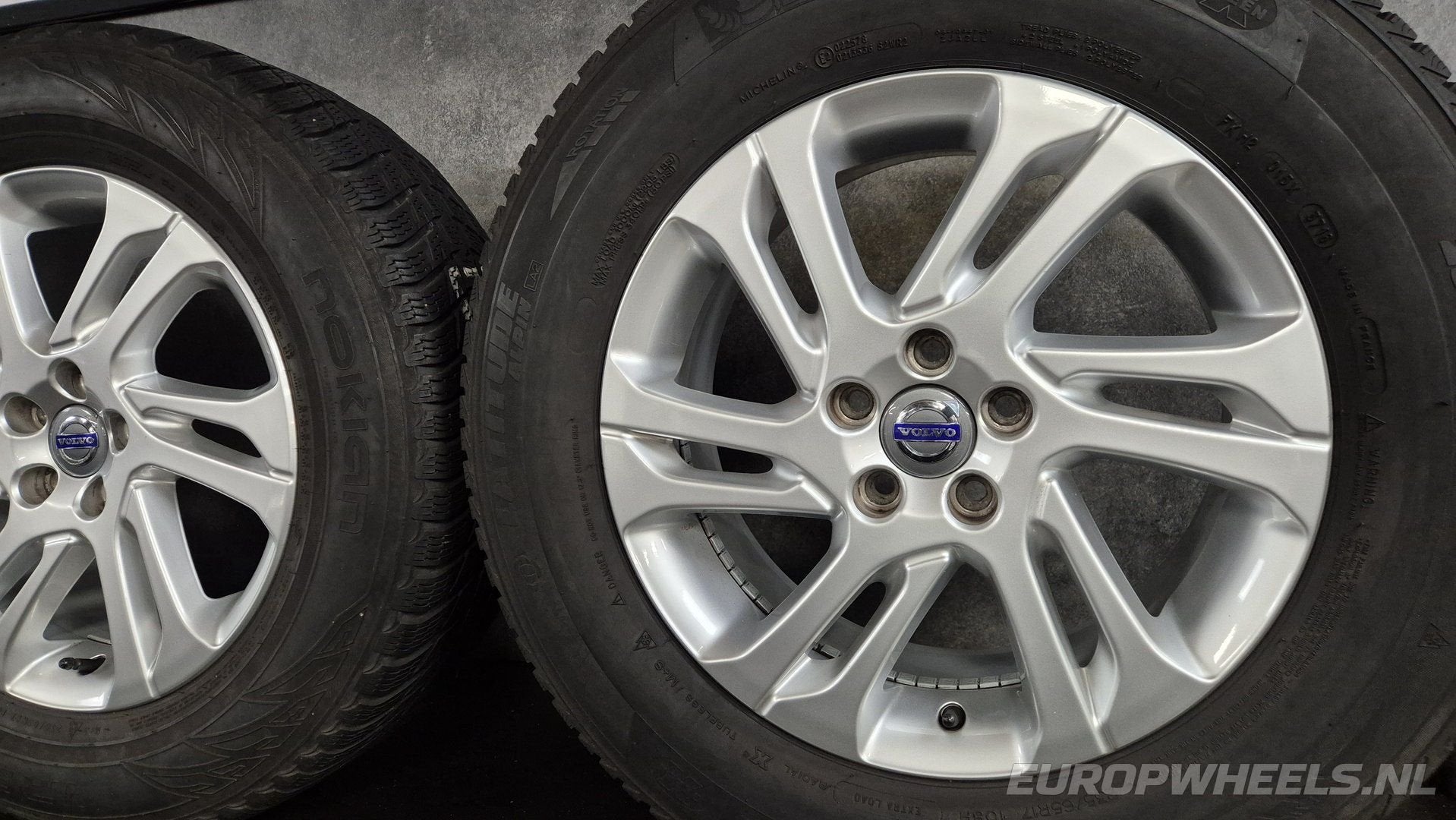 17 inch Volvo velgen XC60 XC90 235 65 Valder winterbanden, Gebruikt, -, -, Banden en Velgen