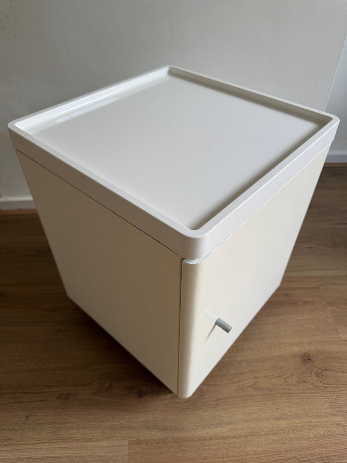 Ikea nachtkastje op wieltjes, wit glans, 40x40x51 cm, Huis en Inrichting, Slaapkamer | Nachtkastjes, Ophalen, Gebruikt, Minder dan 45 cm