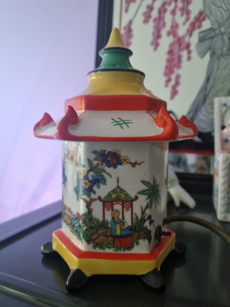 Parfumlampje, pagode met Aziatische voorstelling - Neutettau, Antiek en Kunst, Antiek | Lampen, Ophalen of Verzenden