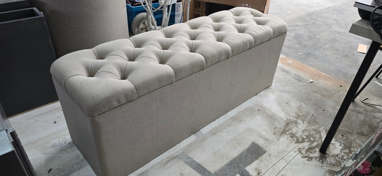 Luxe Opbergbank - Crèmekleurig met Chesterfield Stijl, Ophalen, Chesterfield, Klassiek, Modern, 50 tot 75 cm, Zo goed als nieuw