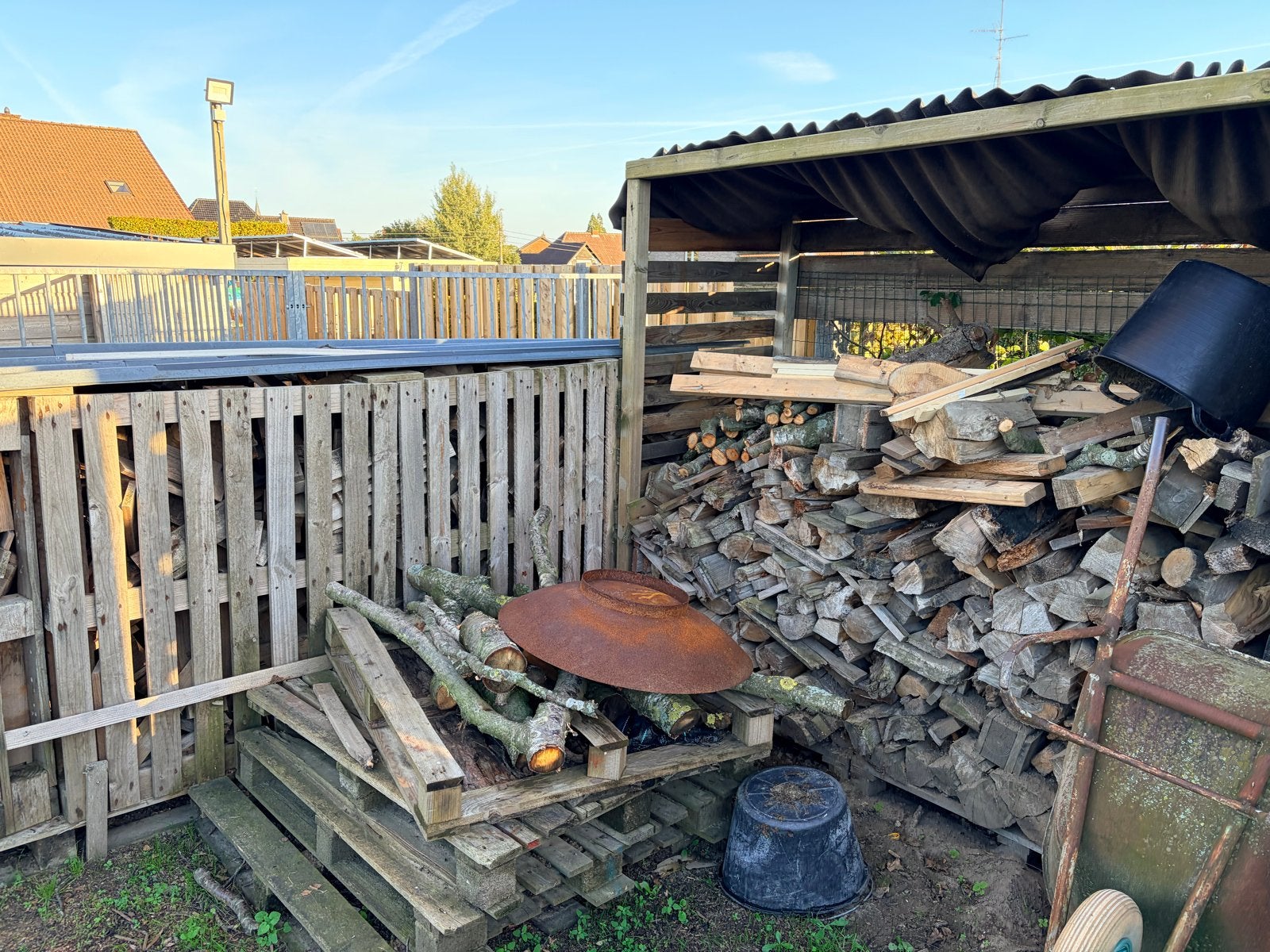 Brandhout: Gemengd loofhout, den, kersenhout & pallethout, Tuin en Terras, 3 tot 6 m³, Ophalen, Overige houtsoorten, Blokken