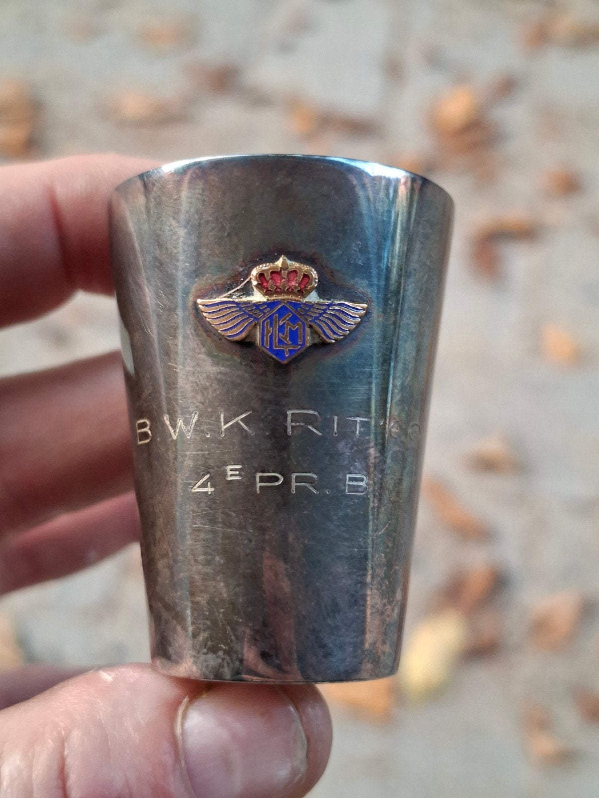 Zilverachtig borrelglas met KMA embleem, Ophalen of Verzenden, Zilver