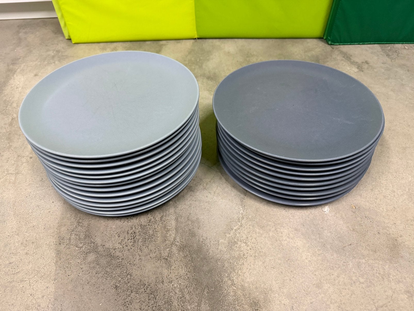Te koop zgan Ikea Dinera grijs servies, Ophalen of Verzenden, Zo goed als nieuw, Grijs