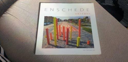 Te koop boek Jan verberne Enschede verrast, Ophalen of Verzenden, Zo goed als nieuw, Jan verberne
