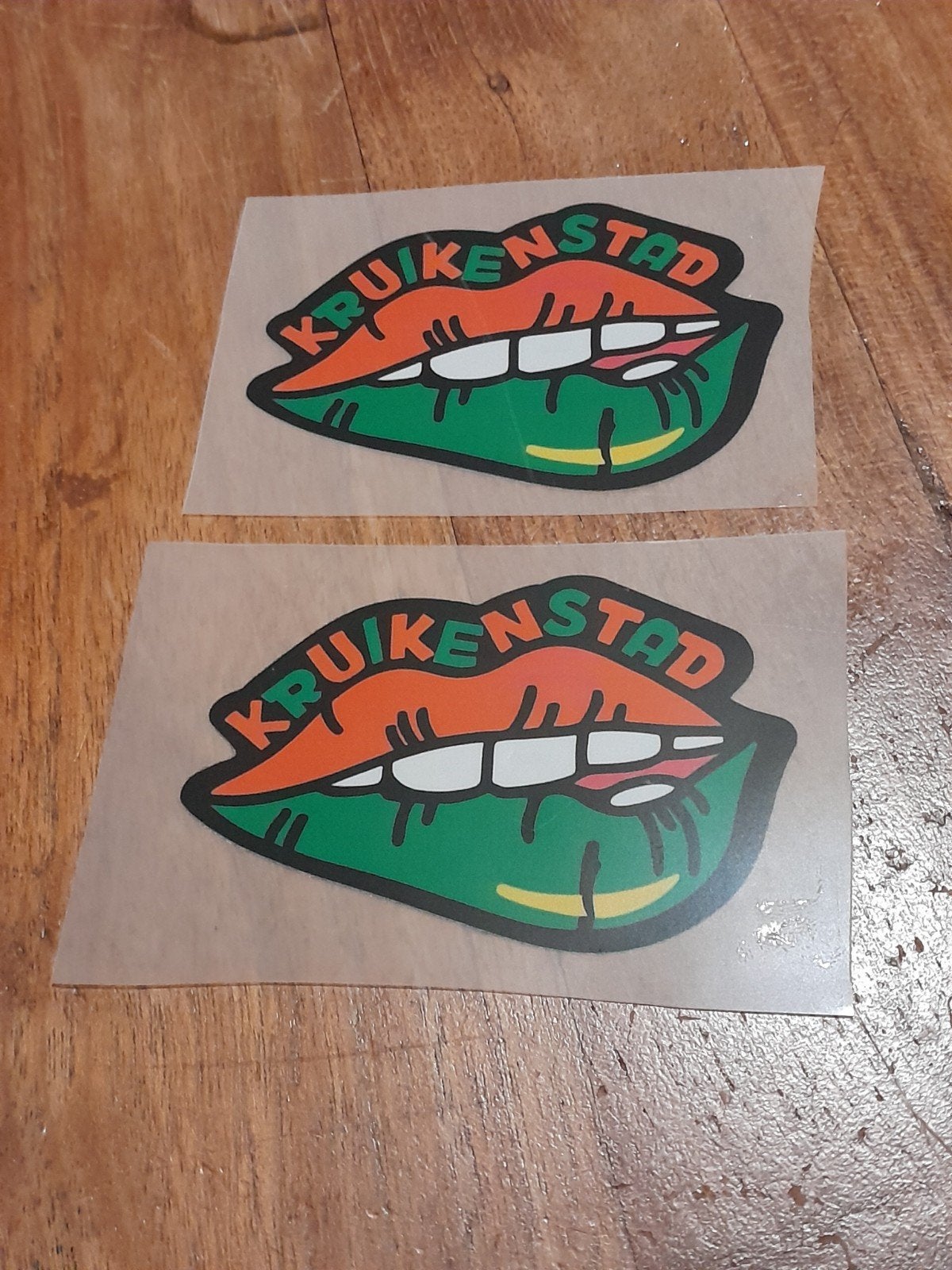 2 Strijk emblemen Kruikenstad Tilburg, Ophalen of Verzenden, Nieuw, Meerdere stickers