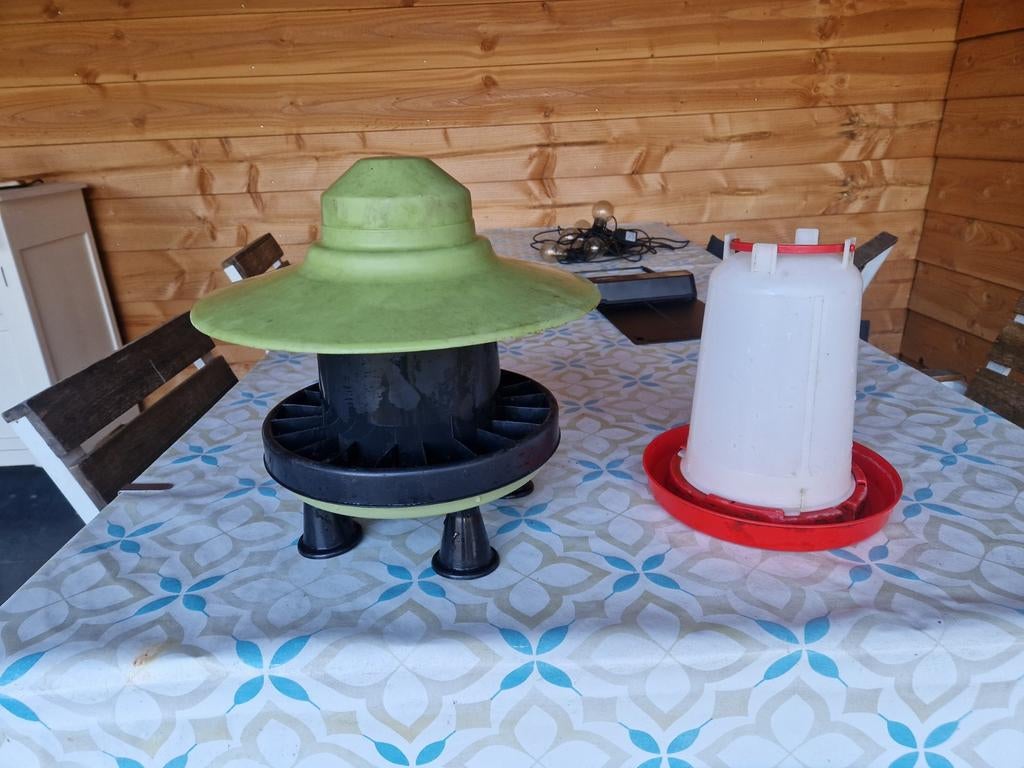 Overdekte voederbak en drinkbak voor kippen, Ophalen, Drinken en Voederen