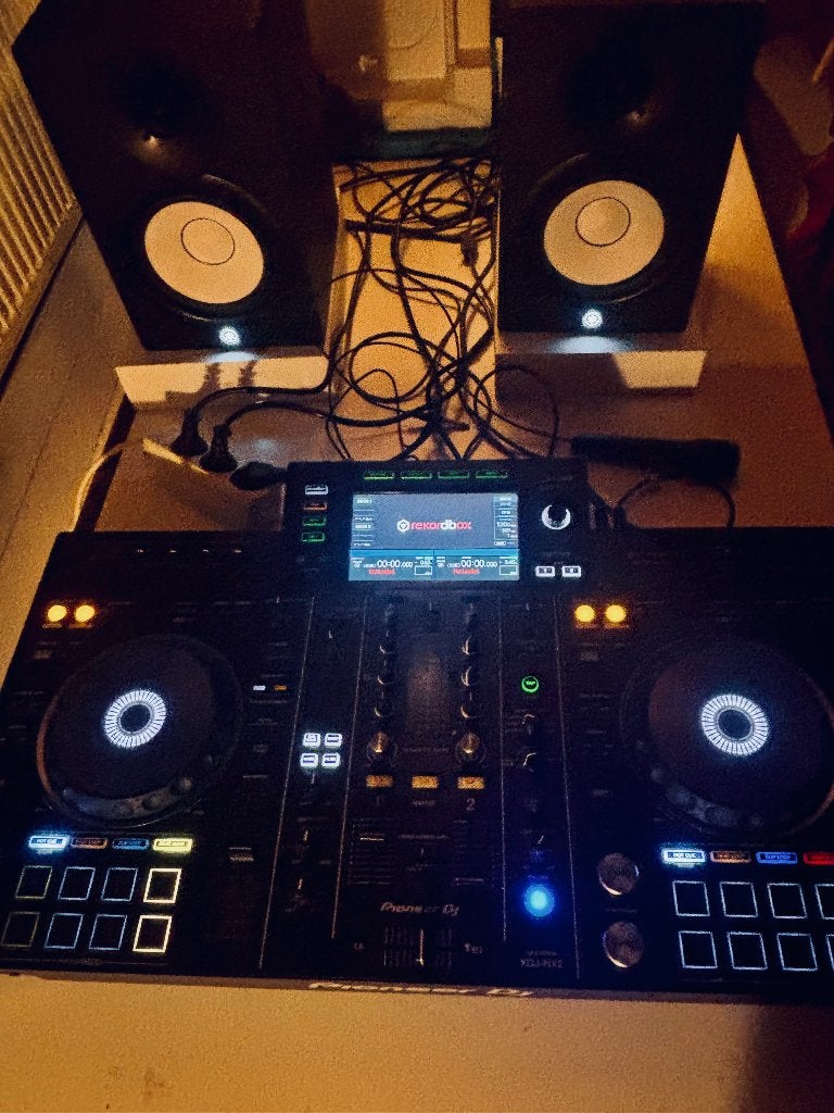 Pioneer DJ XDJ-RX2 met Yamaha HS5 speakers, Dj