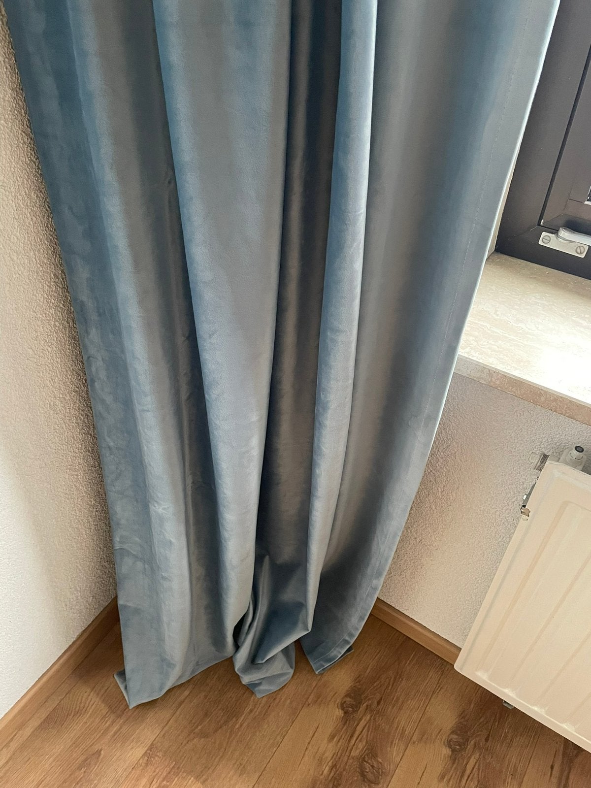 Prachtige lichtblauw fluwelen verduisterende gordijnen, Huis en Inrichting, Ophalen of Verzenden, Zo goed als nieuw, Blauw, Gordijn