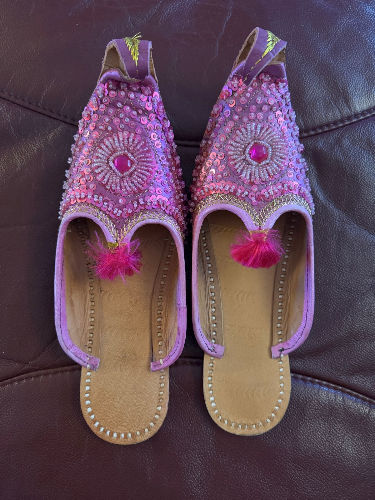 Roze Indiase slippers met pailletten en kralen, Kleding | Dames, Ophalen of Verzenden, Zo goed als nieuw, Roze, Slippers