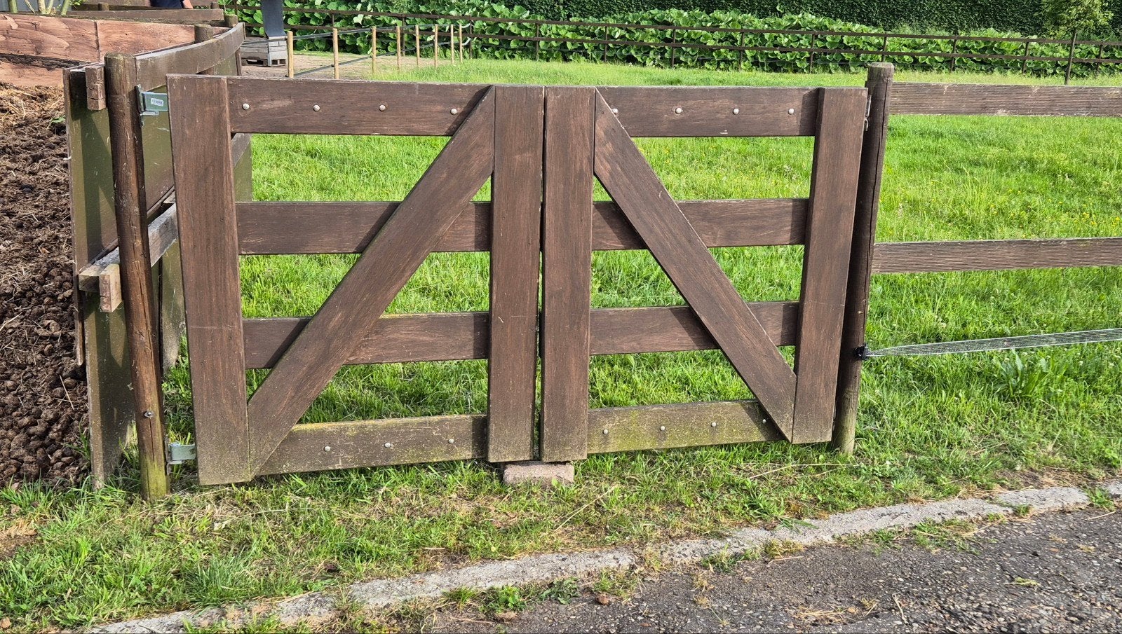 Hardhouten dubbele poort inclusief ophanging, Ophalen, Met poort, Zo goed als nieuw, Tuinhek