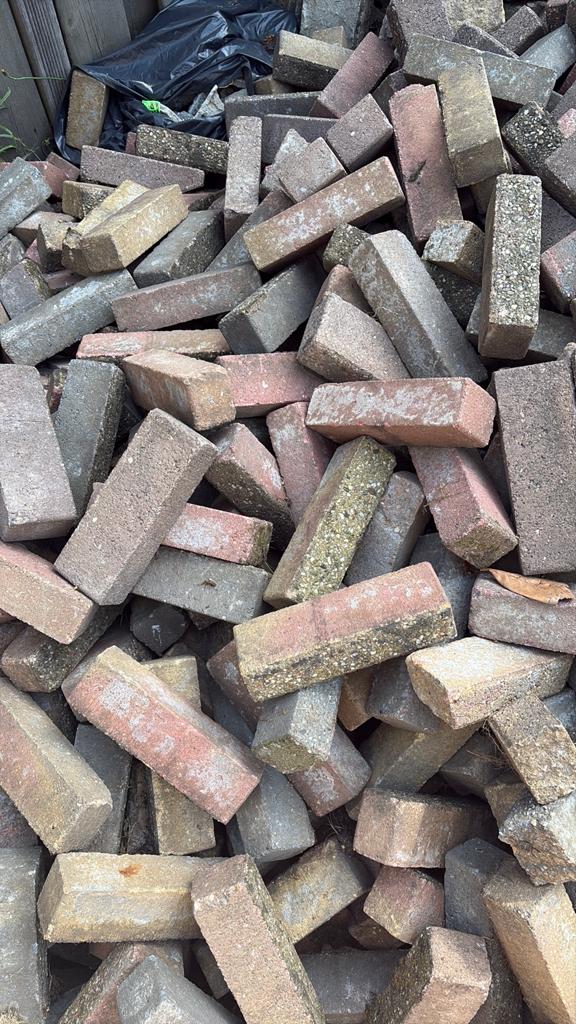 Gratis stenen / kinderkopjes / klinkers voor tuin of oprit, Ophalen, Gebruikt, Beton, Klinkers