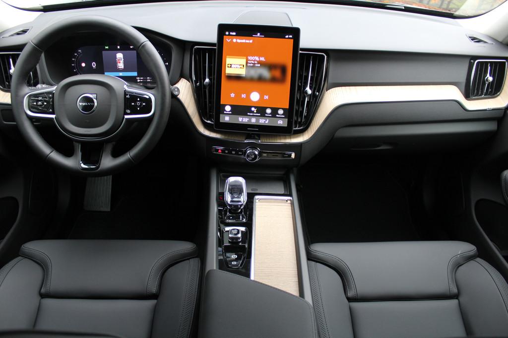 Volvo XC60 2.0 T6 Plug-in hybrid AWD Plus Dark | Facelift mo, Automaat, Gebruikt, 4 cilinders, Zwart