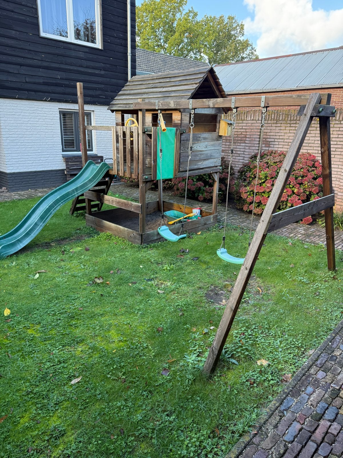 Houten speeltoestel met glijbaan, schommels en zandbak, Ophalen, Gebruikt, Glijbaan