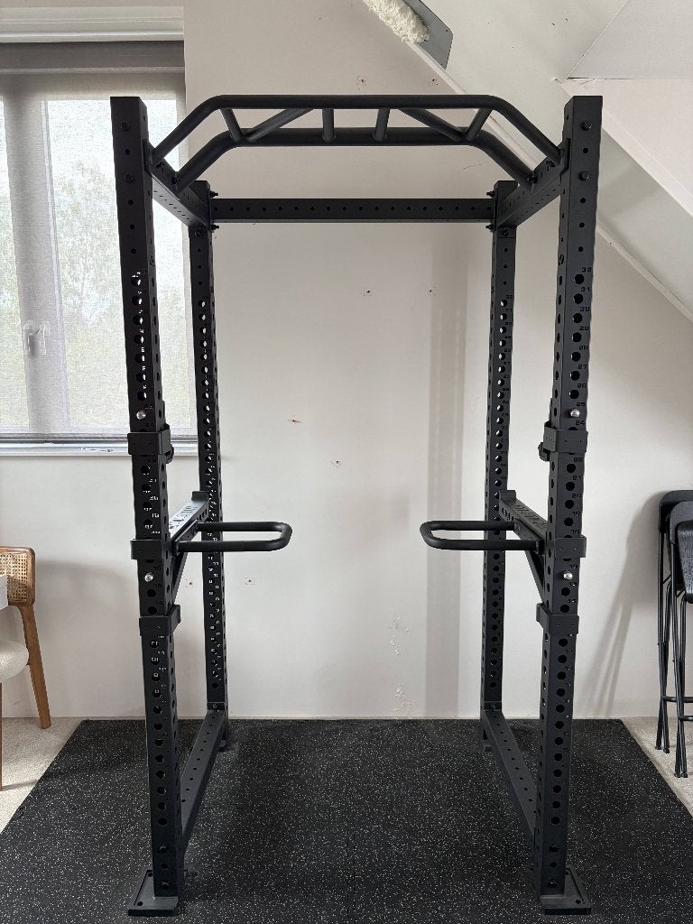 Power/Squat Rack Atletica R8 + spotter arms + dips arms, Ophalen, Benen, Krachtstation, Zo goed als nieuw