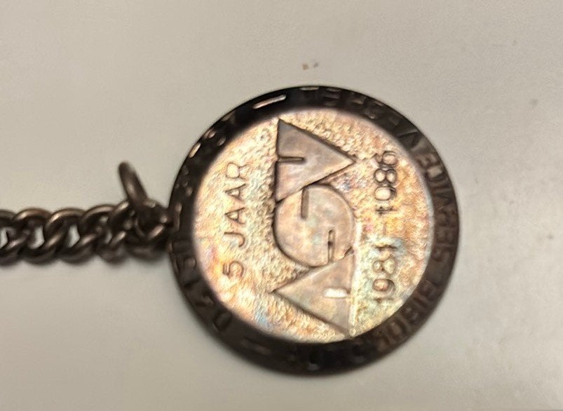 Sleutelhanger met penning van 100 jaar daemler-benz, Verzenden, Zo goed als nieuw, Auto's