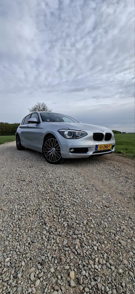 BMW 1-Serie 114I 2012 nieuwe ketting!, Auto's, BMW, Achterwielaandrijving, Zwart, 4 cilinders, 1200 kg