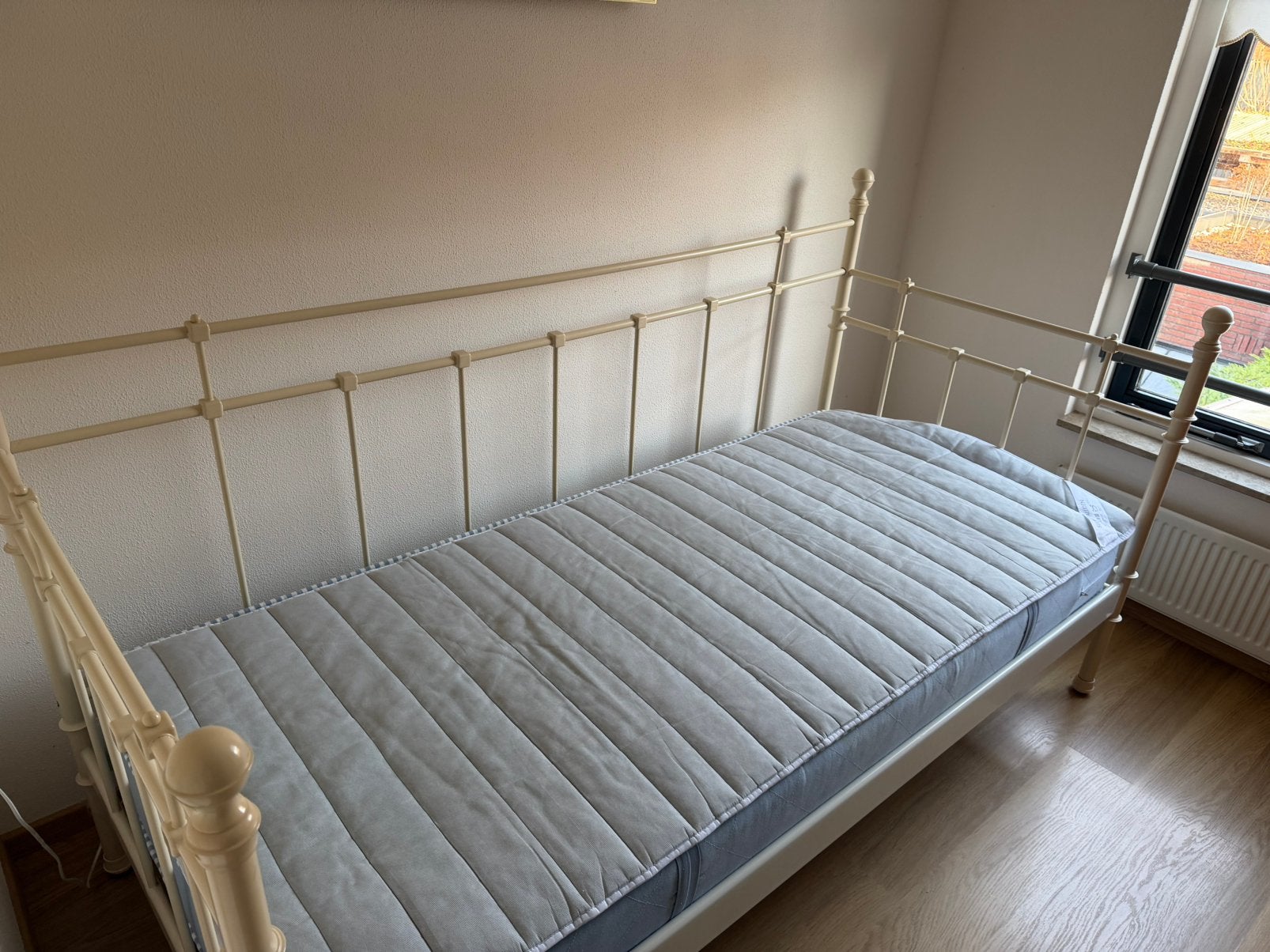 Mooi bed met madras,als nieuw, Huis en Inrichting, Slaapkamer | Bedden, Ophalen, Zo goed als nieuw, Eenpersoons, Hout