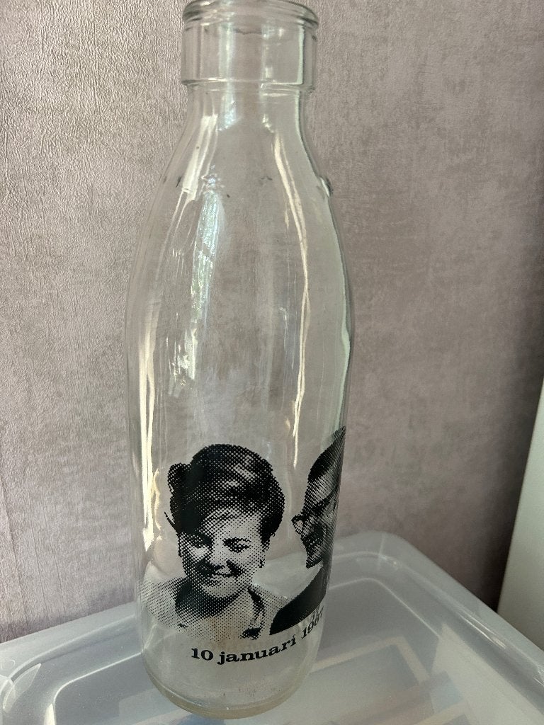 Glazen fles Margriet en Pieter trouwerij, Ophalen, Zo goed als nieuw, Nederland, Servies