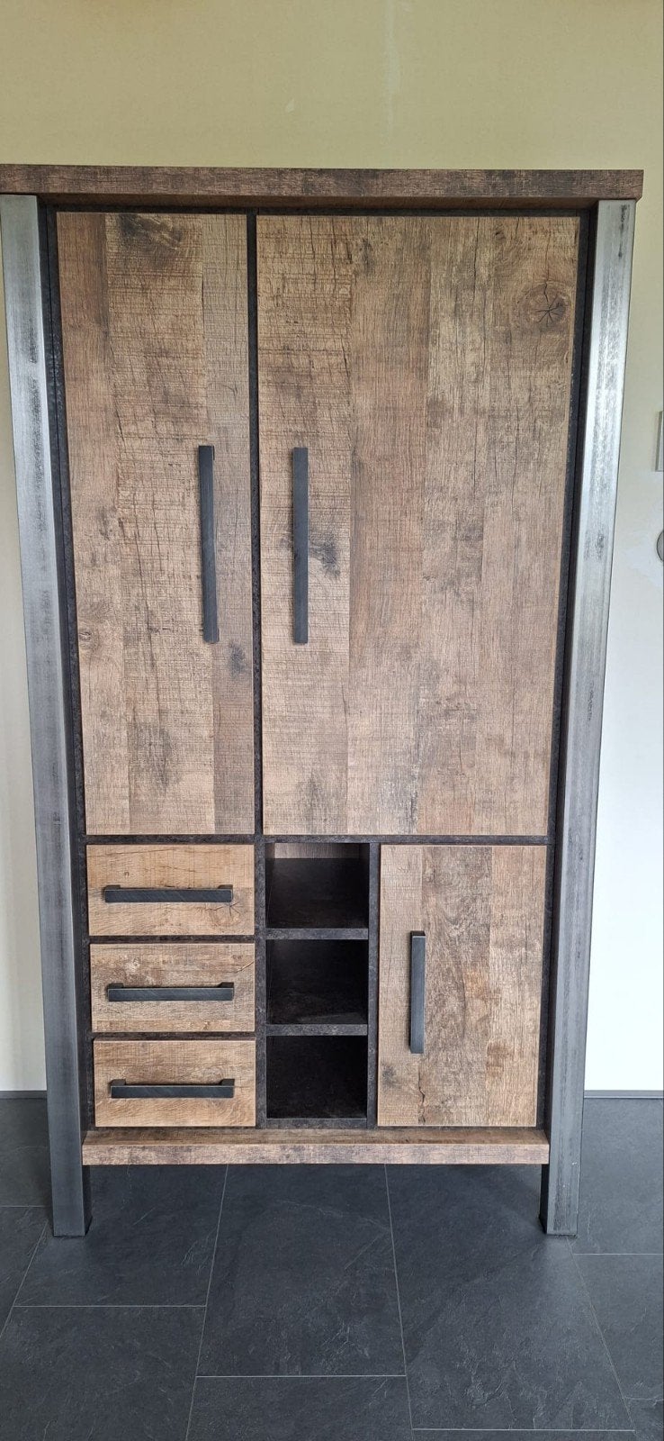 Broodkast en dressoir Kinga - robuust en stijlvol