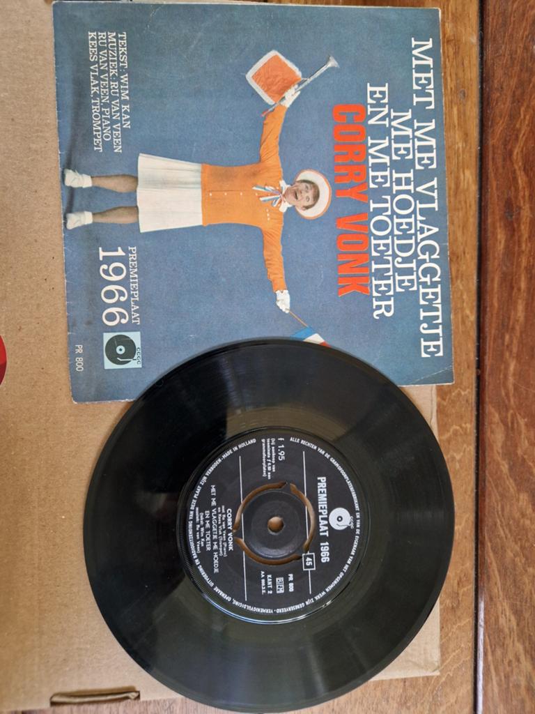 Corry Vonk & Wim Kan - Met Me Vlaggetje / Ik Keek D'r Naar, Gebruikt, Fotohoes, 7 inch, Single