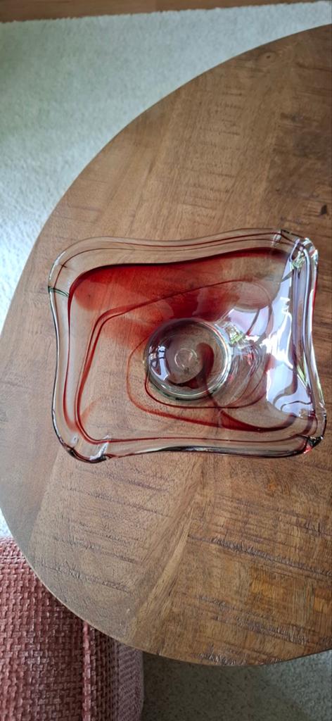 Decoratieve glazen schaal met rood accent, Ophalen