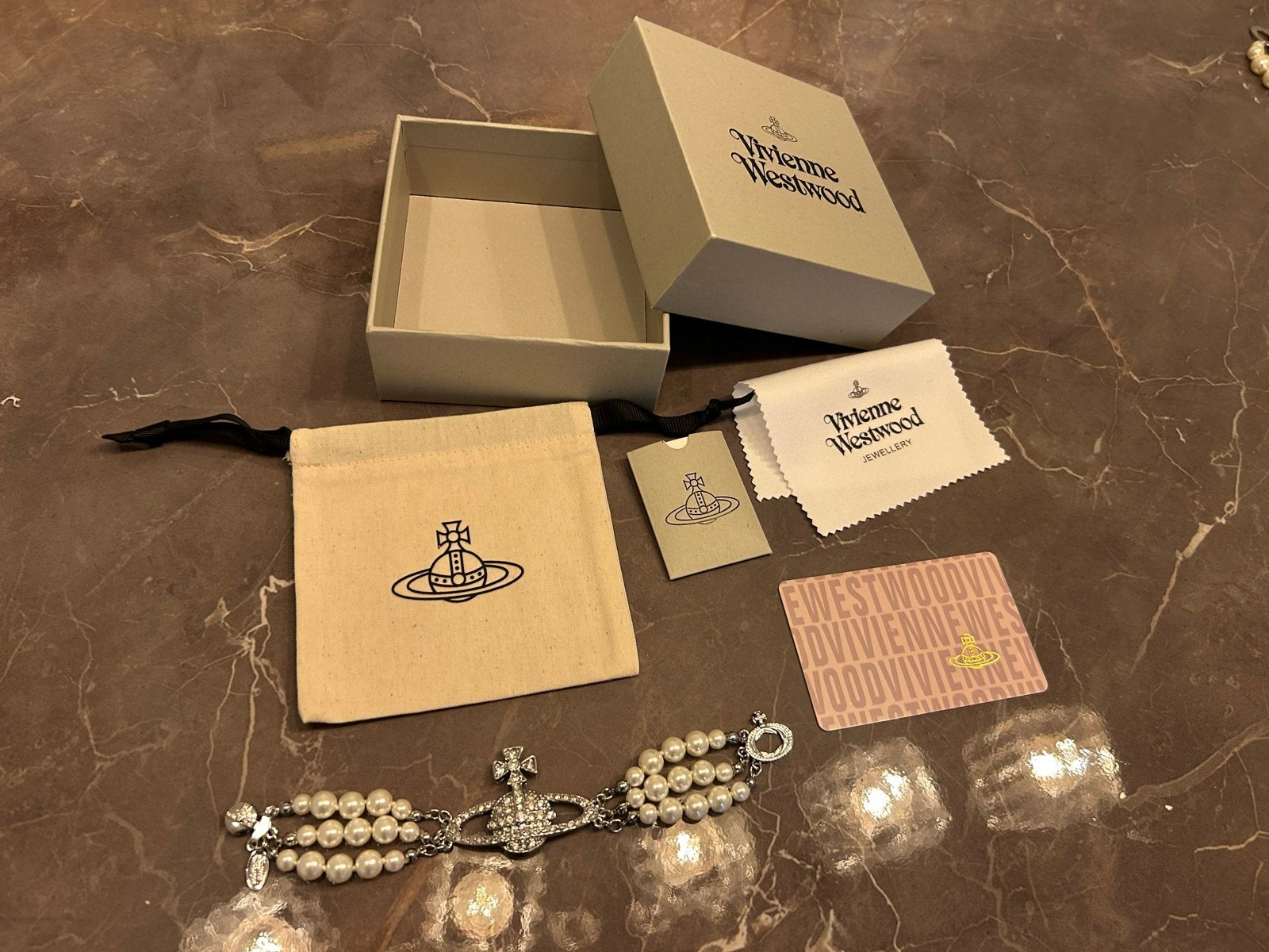 Vivienne Westwood parelarmband met strass en orb-logo zilver, Sieraden, Tassen en Uiterlijk, Overige materialen, Ophalen of Verzenden