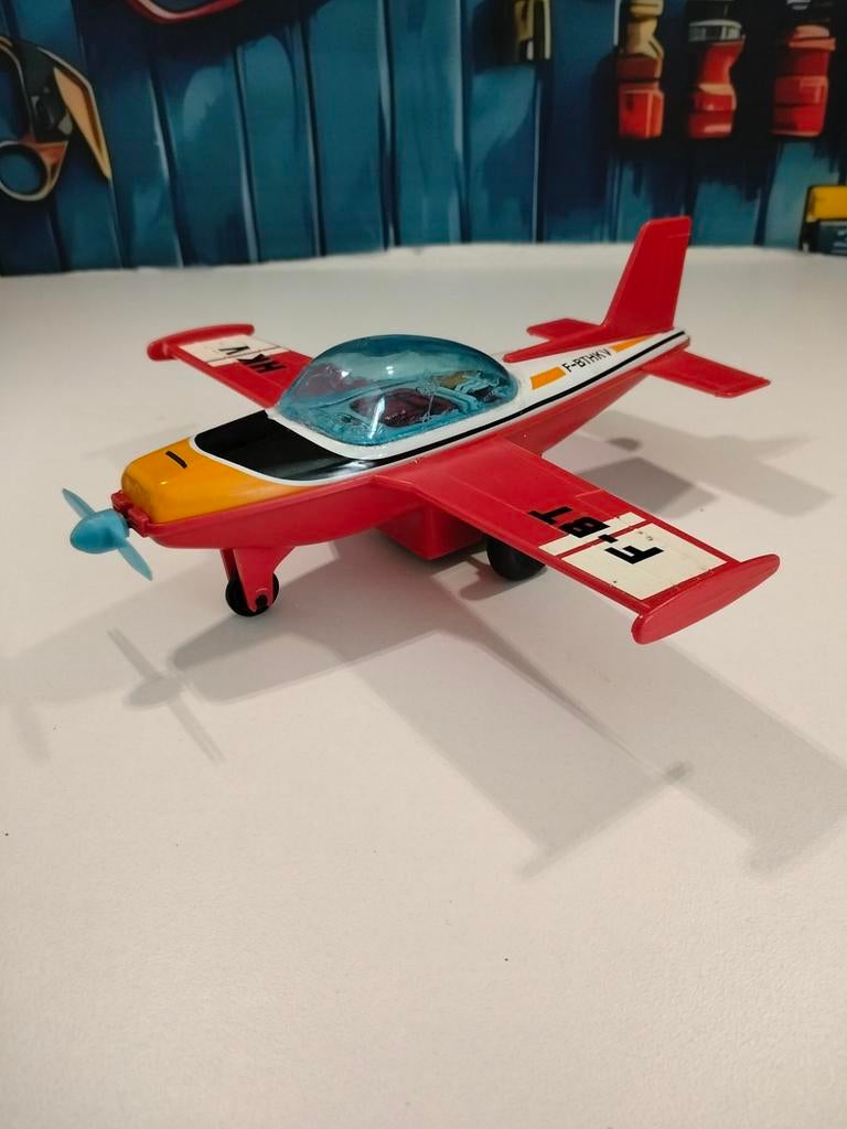 Rood modelvliegtuig met blauwe propeller, Ophalen of Verzenden