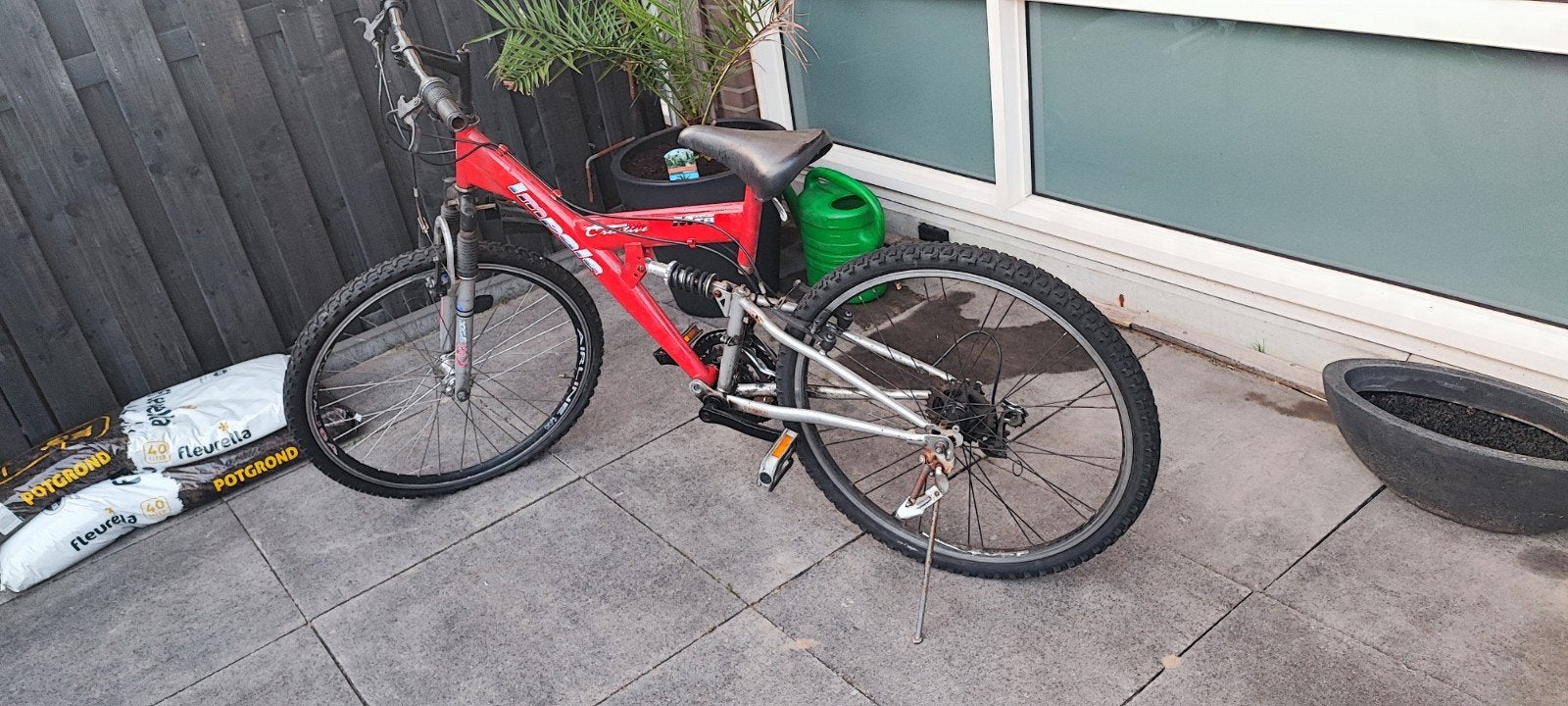Jongensfiets 26 inch voorband lekt, Ophalen, Gebruikt, Kinderkar