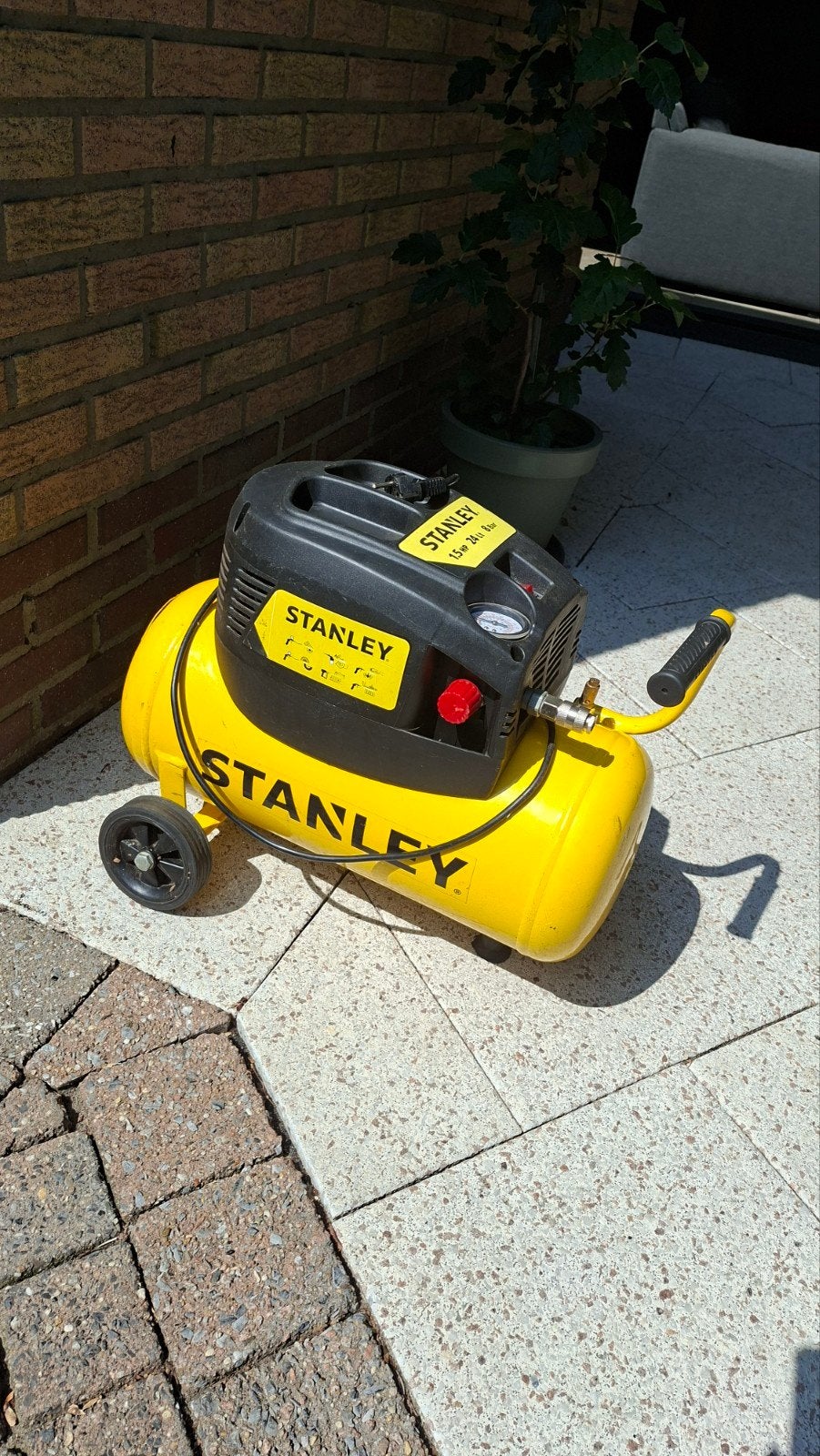 Stanley Luchtcompressor 24L - 8 Bar - 1.5 PK, Ophalen, Gebruikt, 6 tot 10 bar, Minder dan 200 liter/min