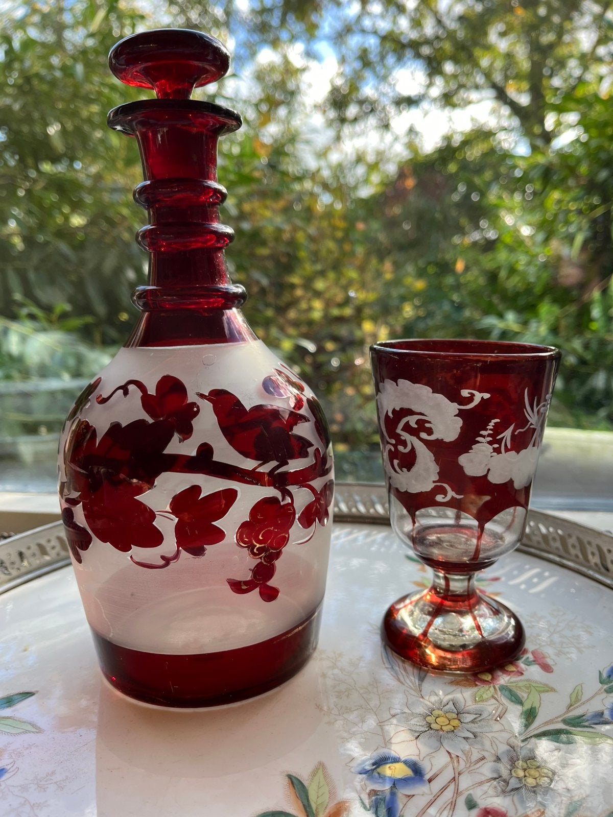 Boheems glas gave karaf op jugenstil porseleinen dienblad, Ophalen