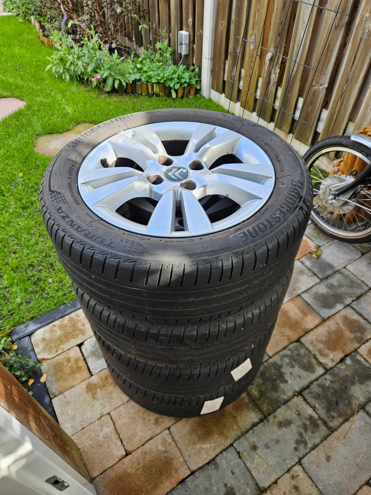 Set van 4 Bridgestone zomerbanden met velgen - Citroën C3, Ophalen, Gebruikt, 16 inch, Banden en Velgen