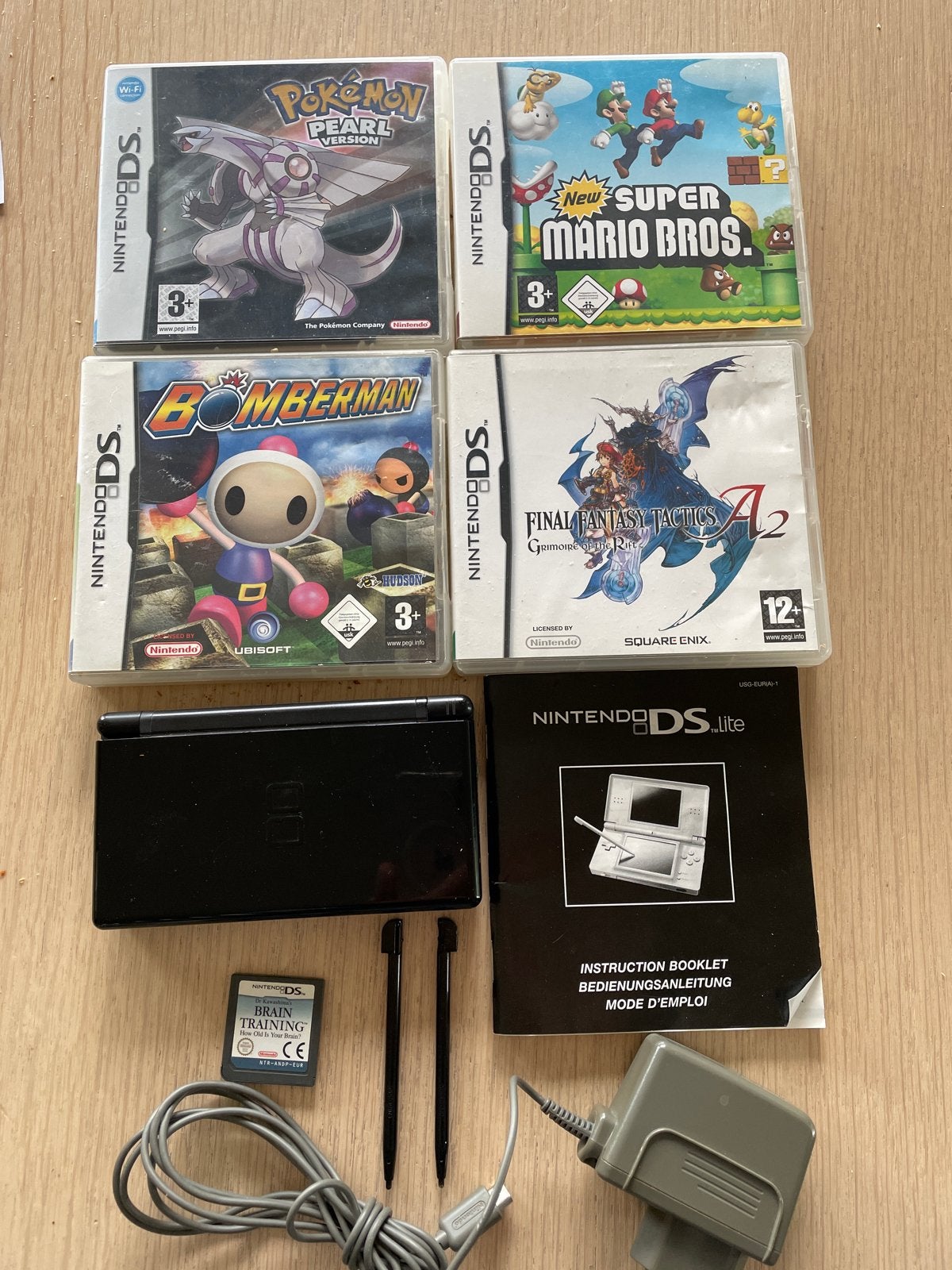 Nintendo DS Lite met 5 spellen, 2 stylussen en oplader, Spelcomputers en Games, Zwart, Ophalen of Verzenden, DS Lite, Gebruikt